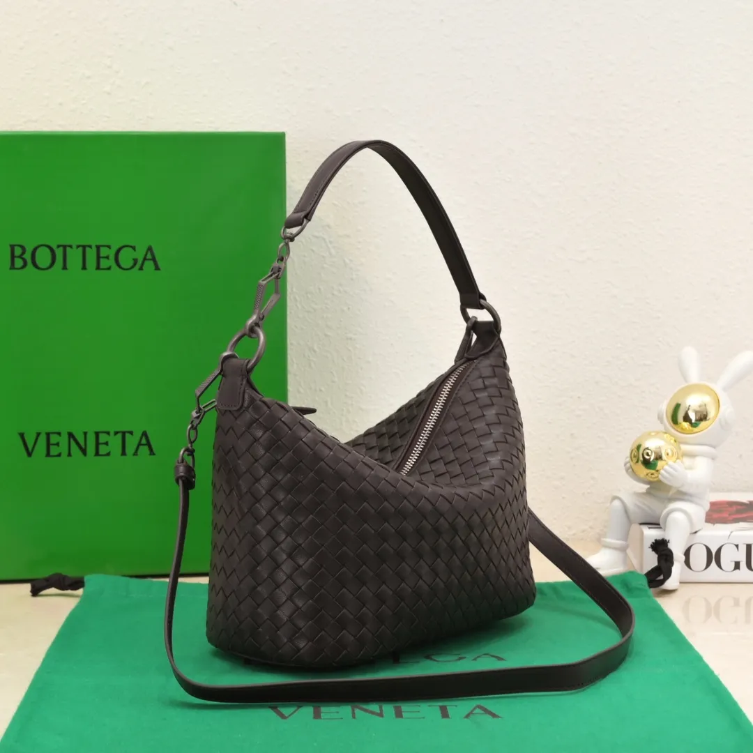 Batch 1260 BV classic women's hand-held shoulder crossbody bag, made of imported sheepskin purely hand-woven, lined with pigskin, equipped with original matte hardware, with long shoulder straps that can be adjusted in length, impeccable workmanship, top-notch craftsmanship, focusing on high-end quality, the first choice for product identification, real-life pictures 👉🏻The color is great👍 Size: 28*18*14 Model: 9843